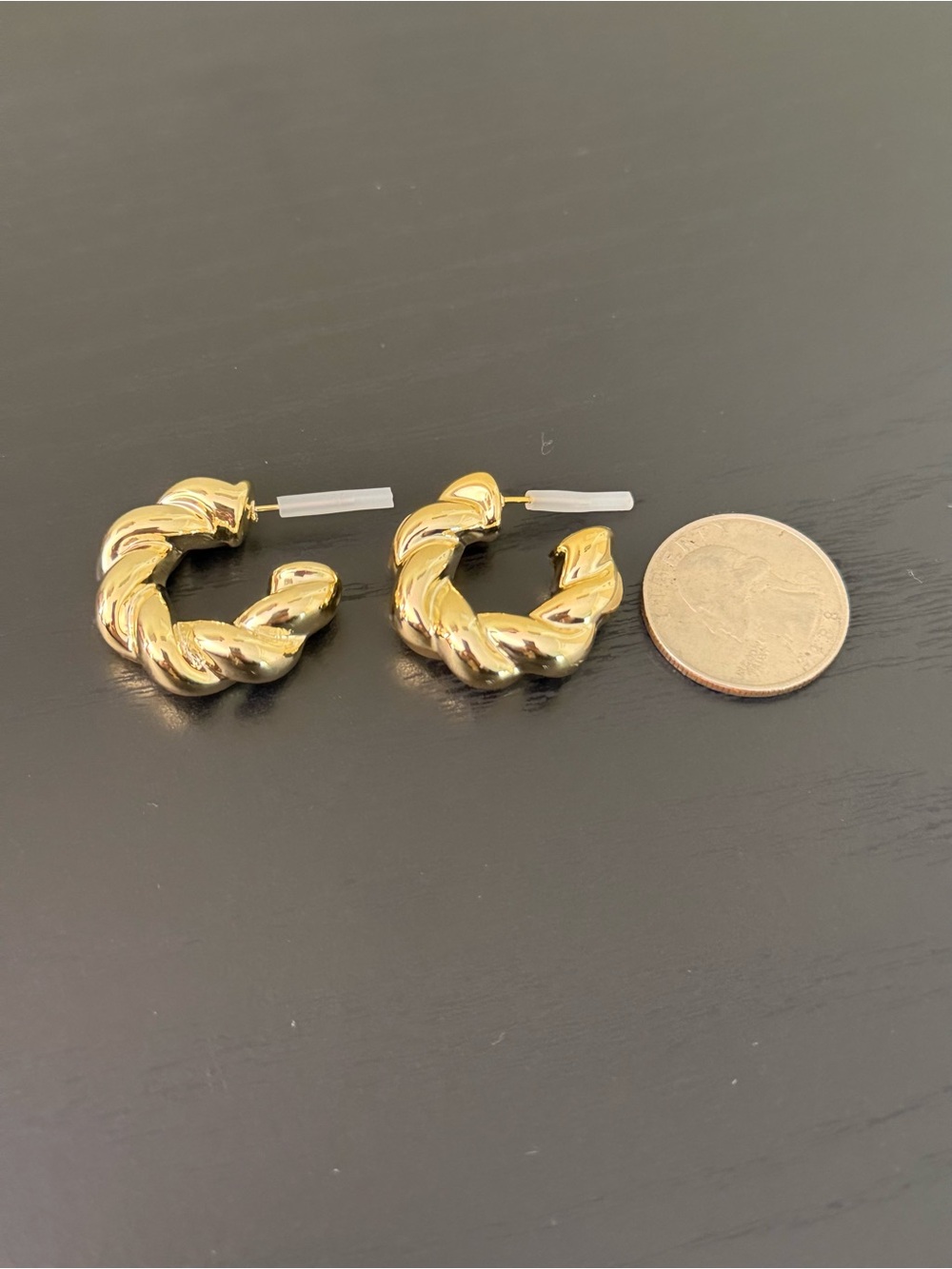 Gold Plated Twisted Hoop Earrings - Women Jewelry       ( oro laminado)